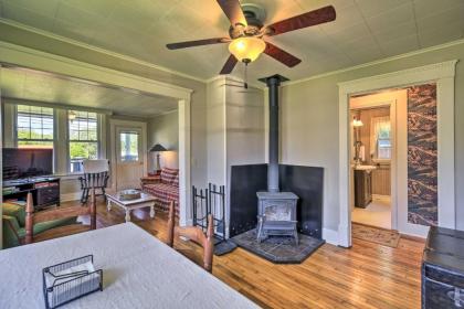 Cozy Cottage with Porch and Creeper Trail Access! - image 7