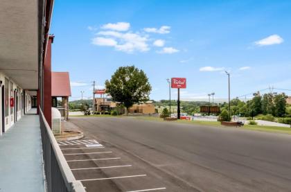 Red Roof Inn Dandridge - image 10