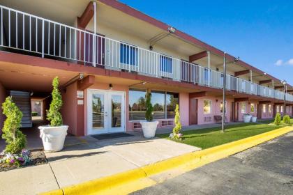 Econo Lodge - image 1