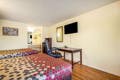 Econo Lodge - image 11