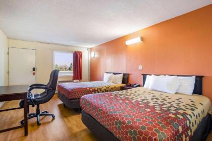 Econo Lodge - image 12