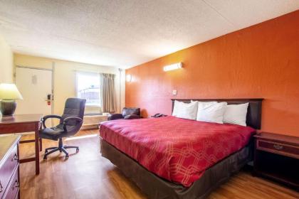 Econo Lodge - image 14