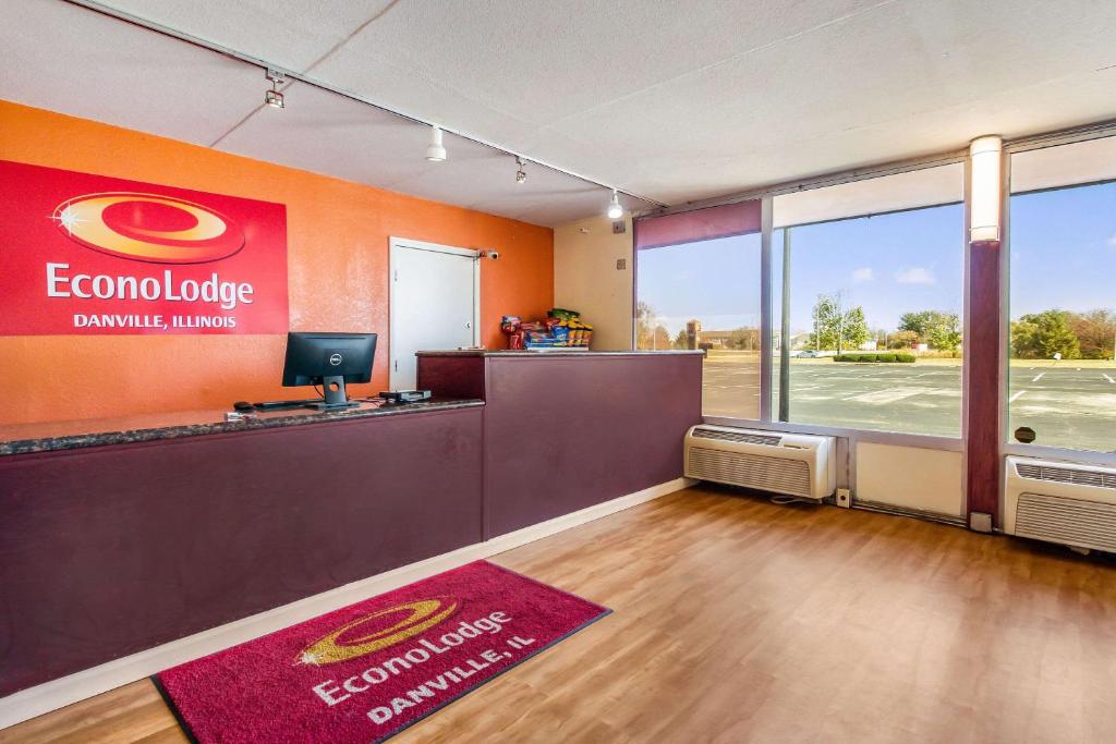 Econo Lodge - image 7