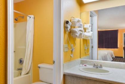 Americas Best Value Inn Darien - image 10