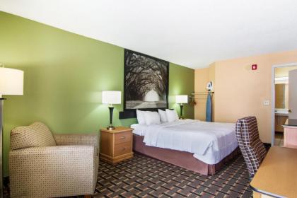 Americas Best Value Inn Darien - image 9