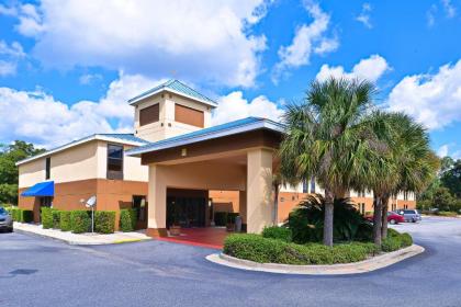 Econo Lodge Darien - image 1