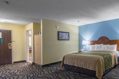 Econo Lodge Darien - image 10