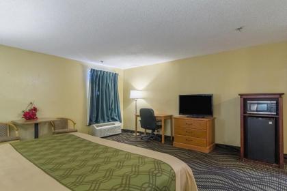 Econo Lodge Darien - image 12