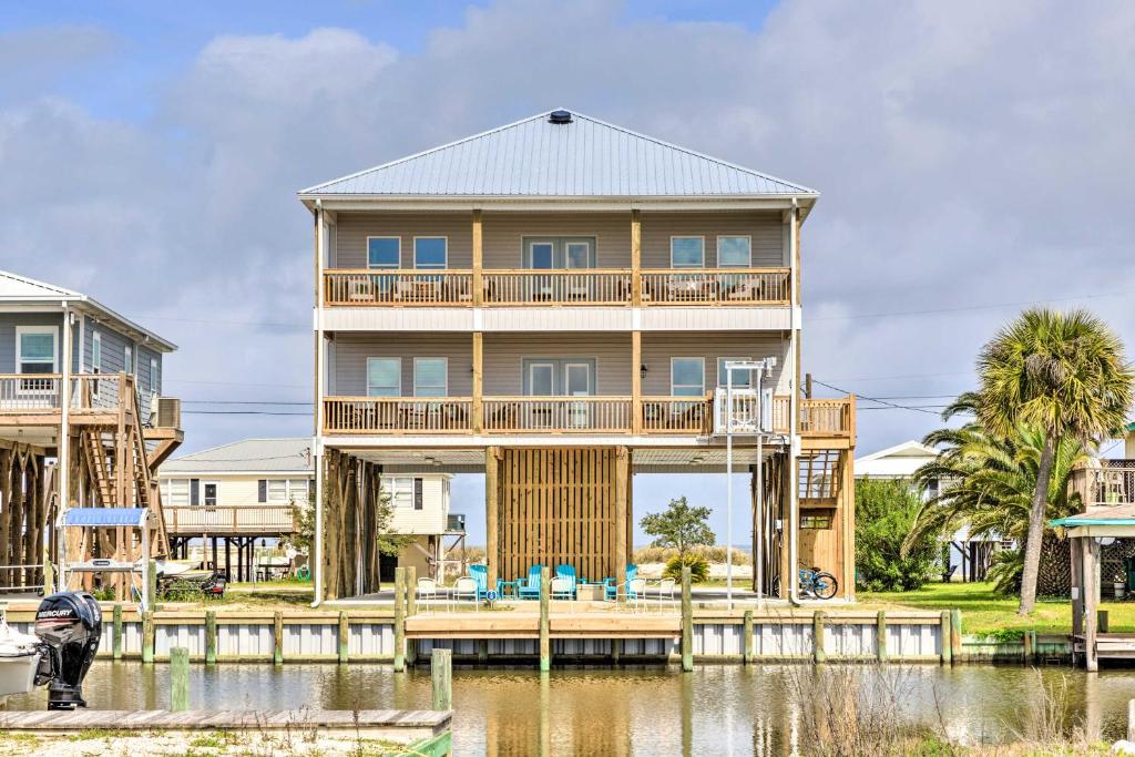 Luxe Spacious Stilted Home with Kayaks Walk to Beach - main image