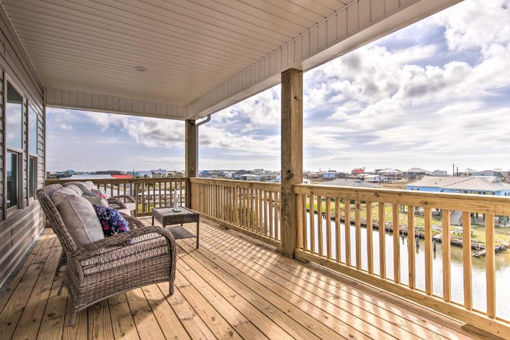 Luxe Spacious Stilted Home with Kayaks Walk to Beach - image 3