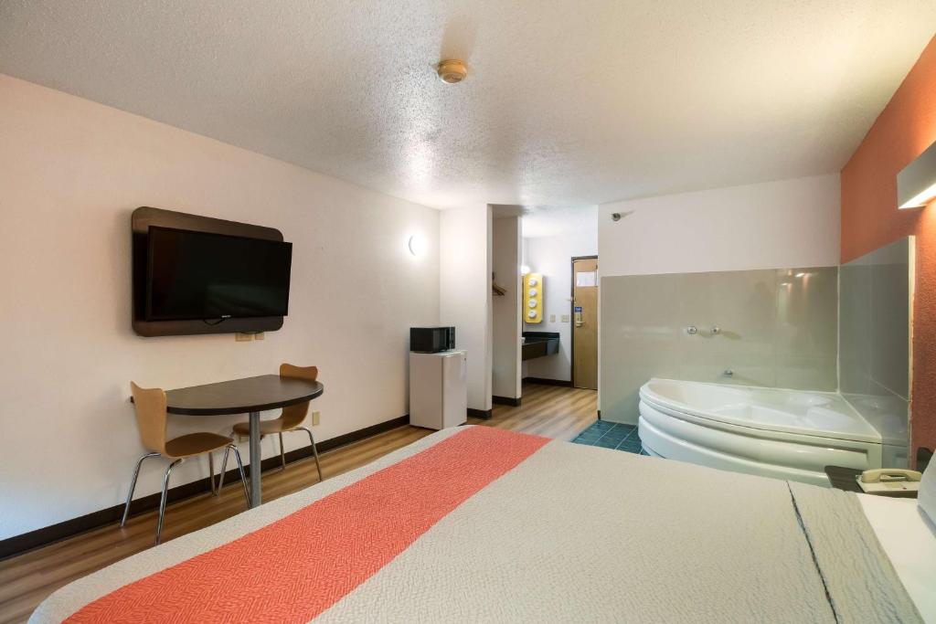 Motel 6-Davenport IA - image 3