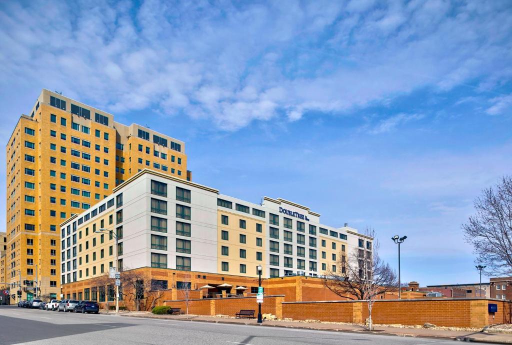 Radisson Quad City Plaza Hotel - main image