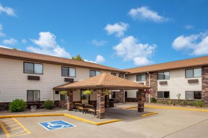 Days Inn & Suites by Wyndham Davenport East - image 2