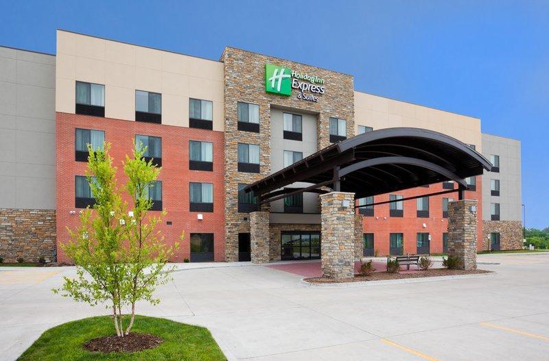 Holiday Inn Express & Suites Davenport North - main image