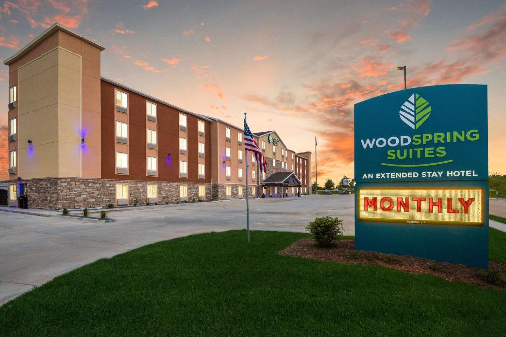 WoodSpring Suites Davenport Quad Cities - image 2