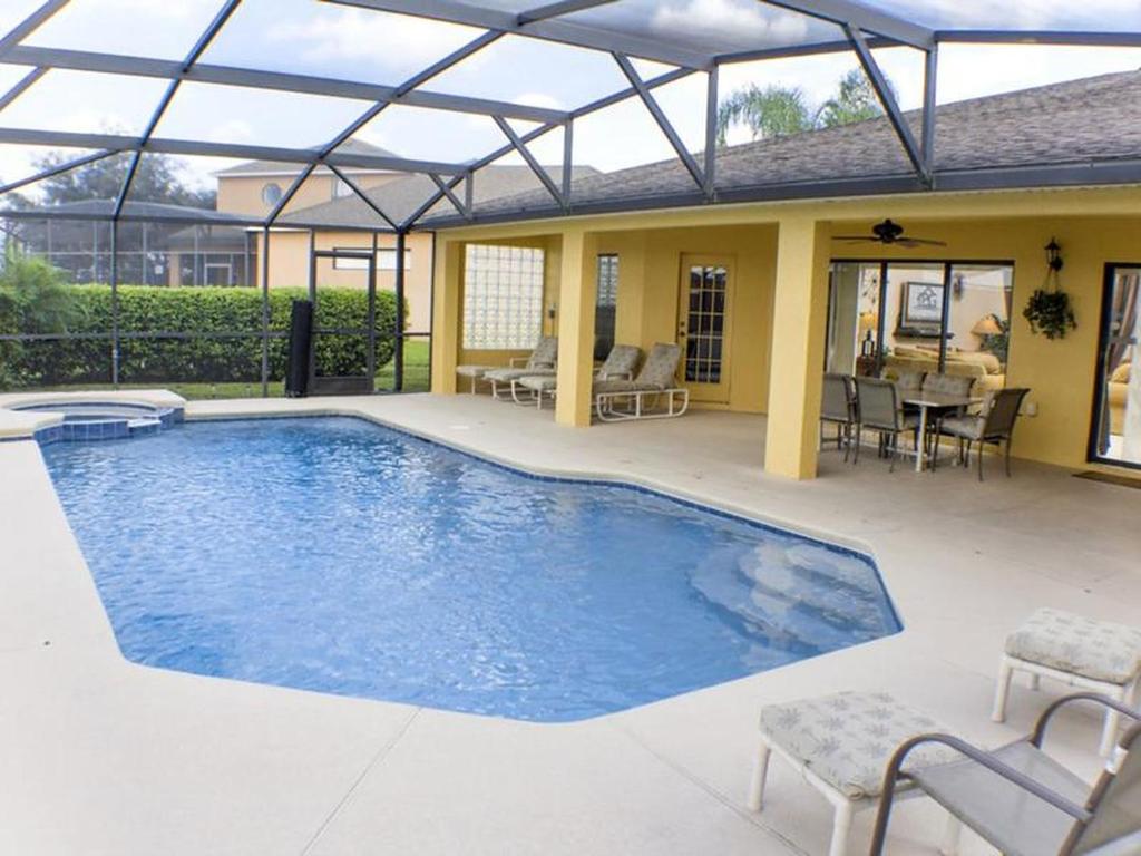 A wonderful 4 bedroom villa with it own pool in Legacy Park - image 3