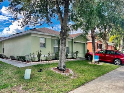 Grand Family House with Private Pool near Disney Parks - image 2