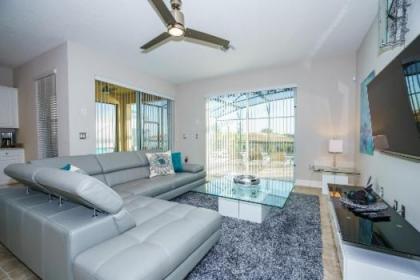 Sunshine at Solterra - 6 bed family villa with a private pool & spa lake views game room and resort facilities - image 8