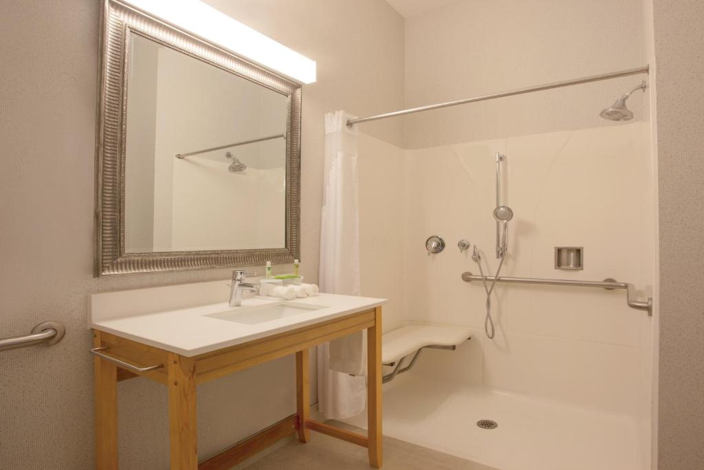 Holiday Inn Express Davis-University Area an IHG Hotel - image 2