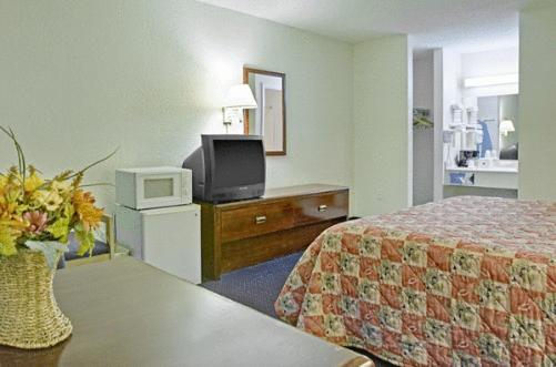 Americas Best Value Inn Dayton - image 7