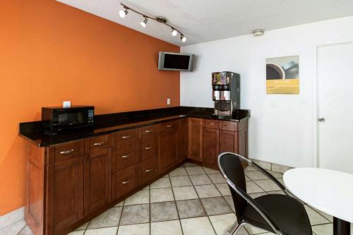 Motel 6-Dayton OH - Englewood - image 2