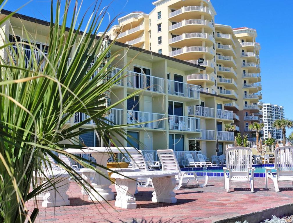 Beachfront Vacaton Club and Resort Suites in Daytona Beach - main image