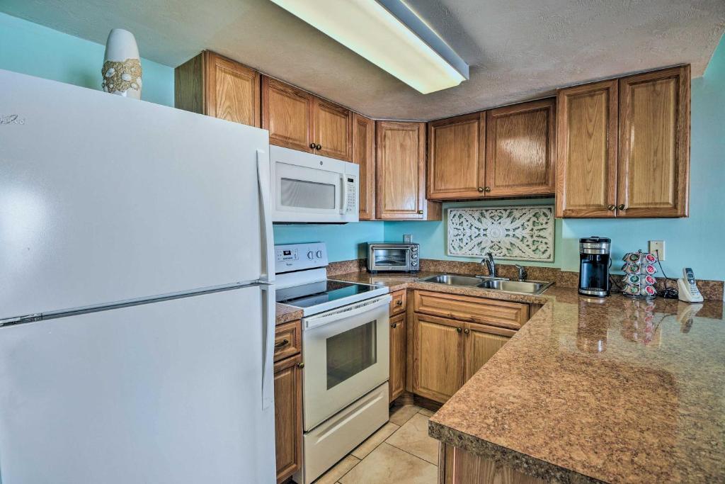 Ocean-View Condo with Balcony on Daytona Beach! - image 6