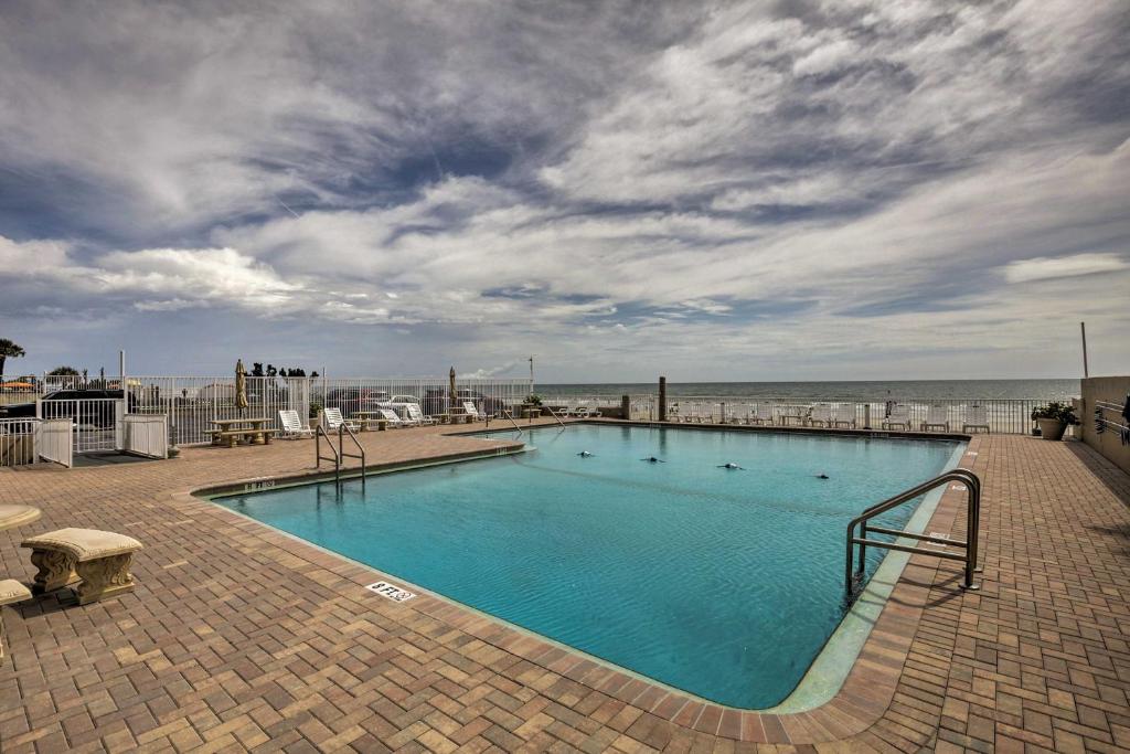 Updated Daytona Beach Oceanfront Studio with Pool! - image 3