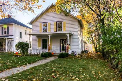 Historic Home with Sunroom - 5 Mi to Lambeau Field! - image 14