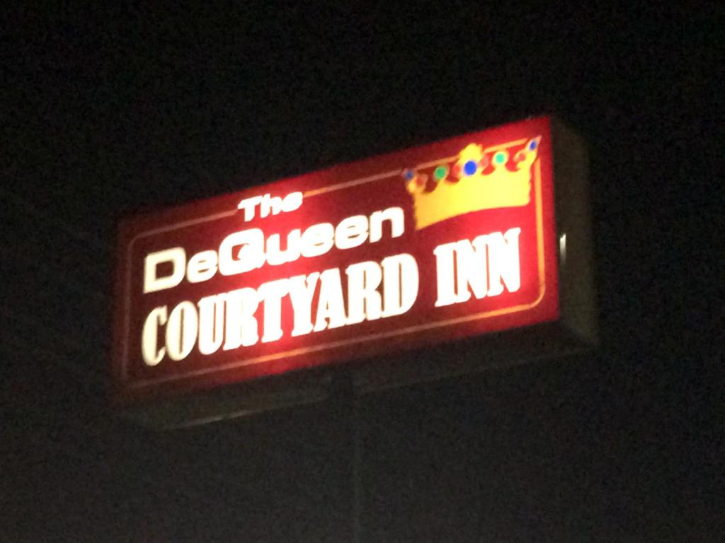 DeQueen Courtyard Inn - main image