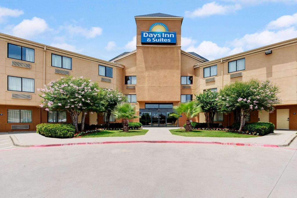 Days Inn & Suites by Wyndham DeSoto - main image