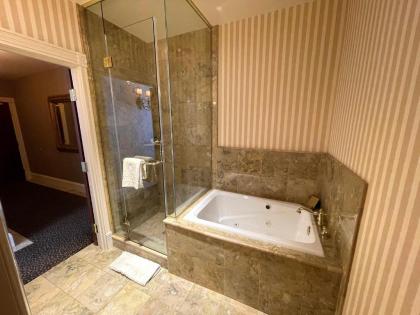 Celebrity Hotel - image 11