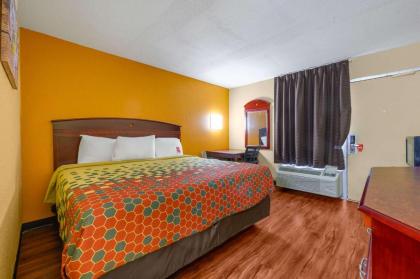 Econo Lodge - image 11