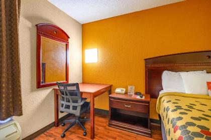 Econo Lodge - image 15