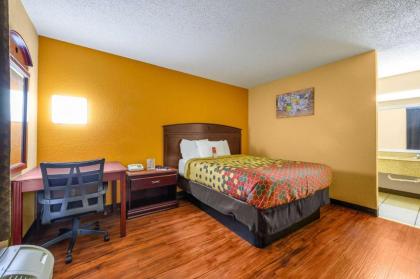 Econo Lodge - image 6