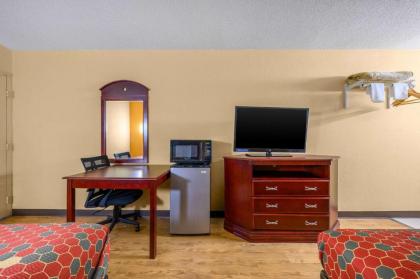 Econo Lodge - image 9