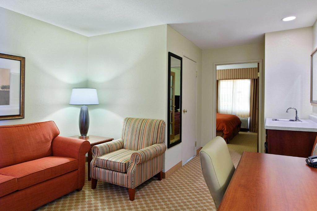 Country Inn & Suites by Radisson Decatur IL - image 7