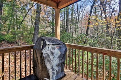 Woodland Cabin with Hot Tub and Deck 11 Mi to Boone! - image 3