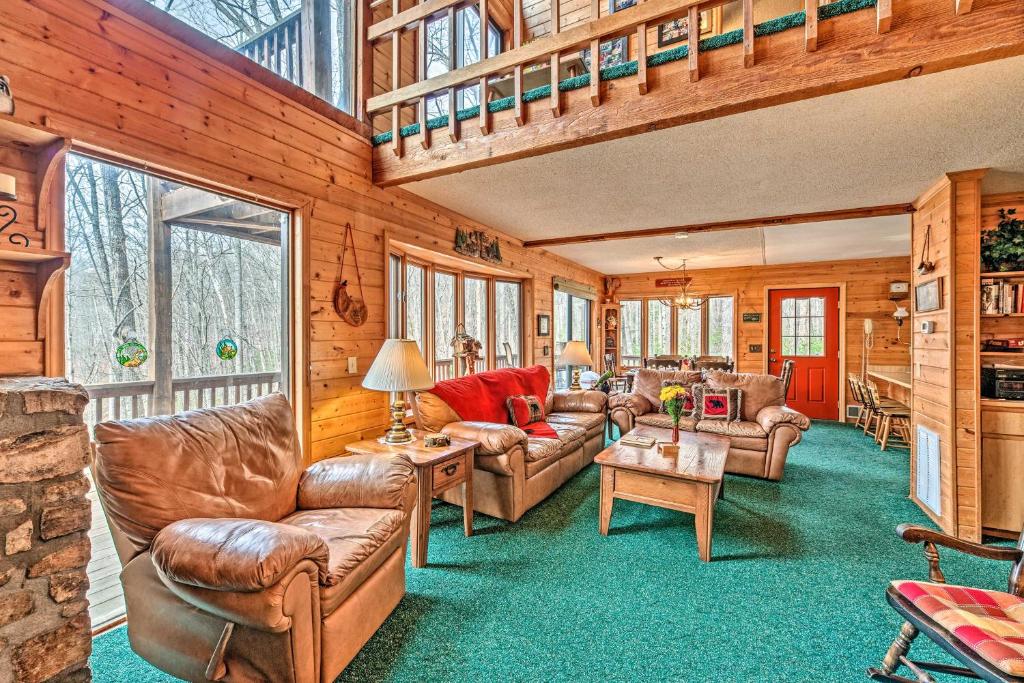 Days Mountain Retreat with Pool Access and Pool Table! - main image