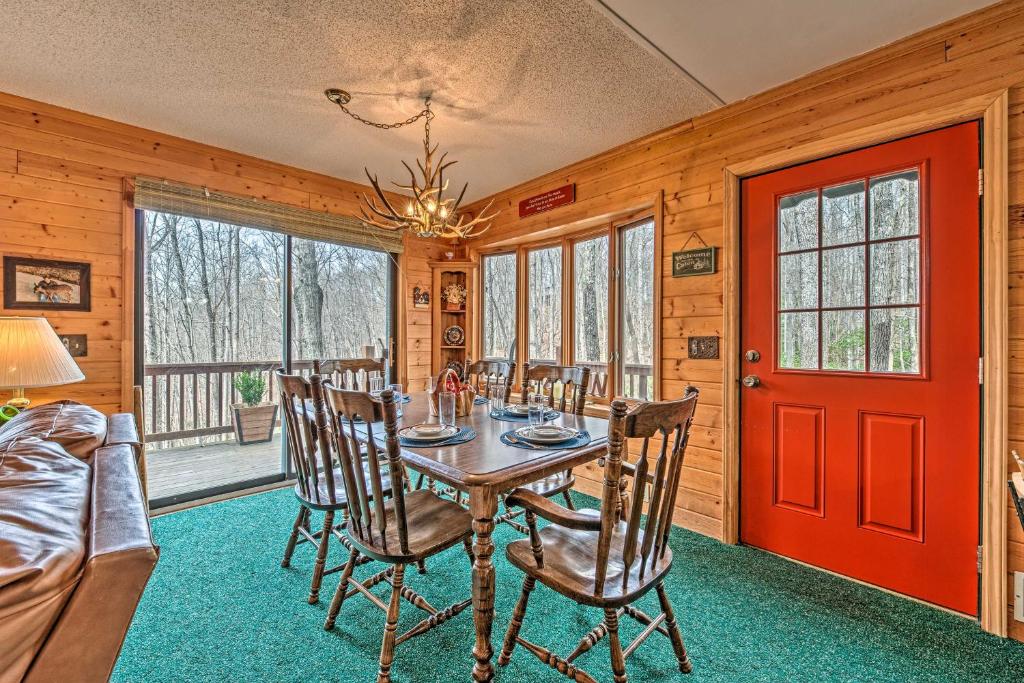 Days Mountain Retreat with Pool Access and Pool Table! - image 3