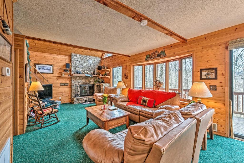 Days Mountain Retreat with Pool Access and Pool Table! - image 7