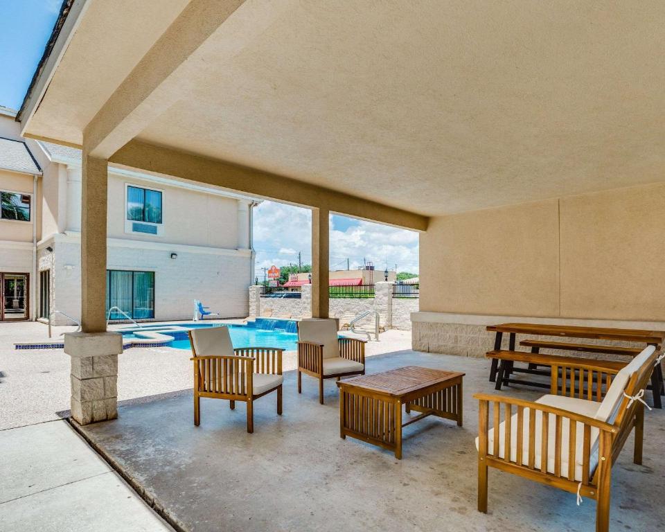 Comfort Suites Deer Park Pasadena - image 4