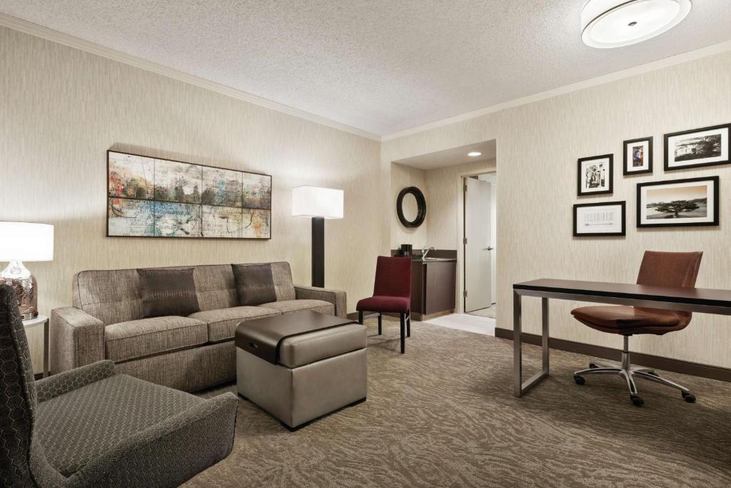 Embassy Suites by Hilton Chicago North Shore Deerfield - image 4