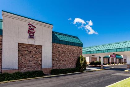 Red Roof Inn & Suites Dekalb - image 18