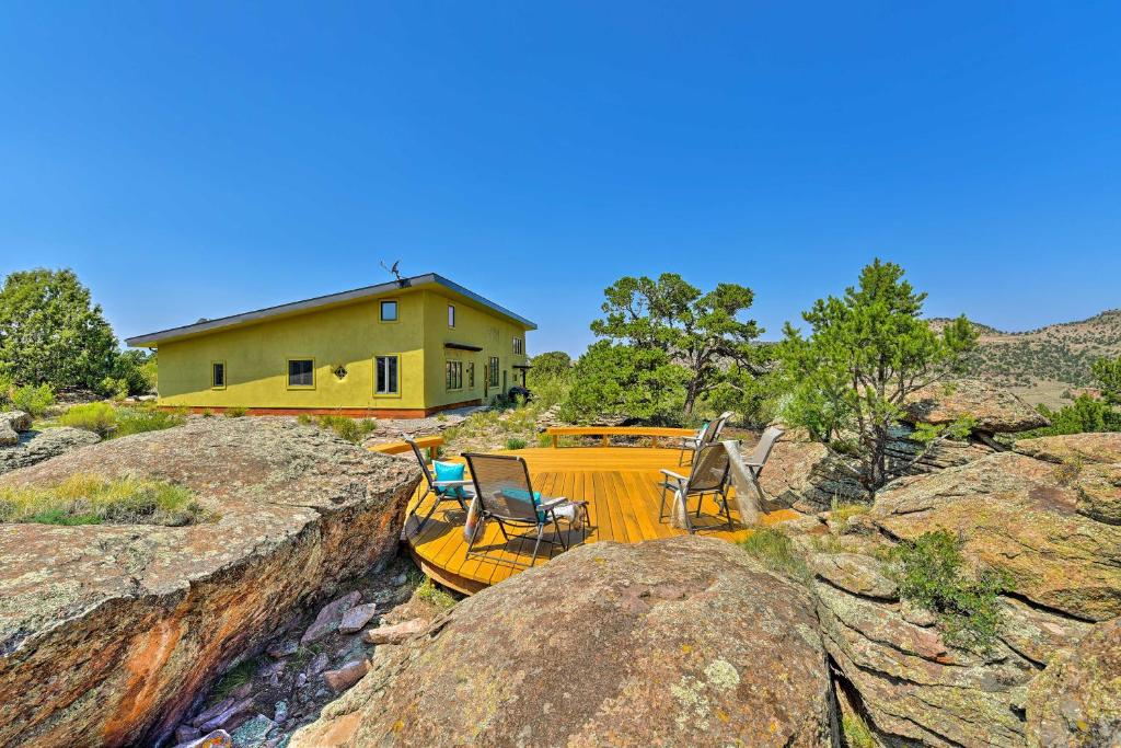 Del Norte Home on 50 Private Acres with 2-Level Deck - image 6