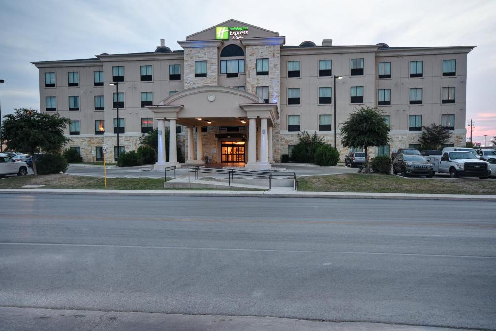 Holiday Inn Express Del Rio an IHG Hotel - main image