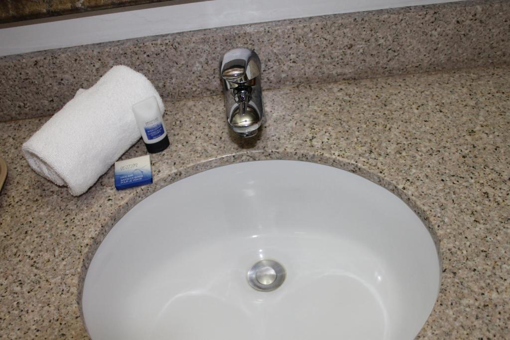 Best Western Liberty Inn - image 5