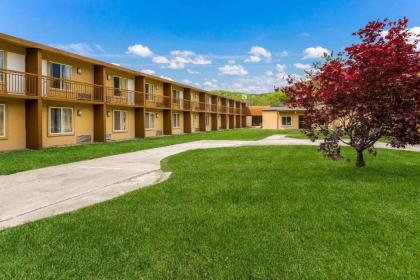 Clarion Inn & Suites Stroudsburg - Poconos - image 12