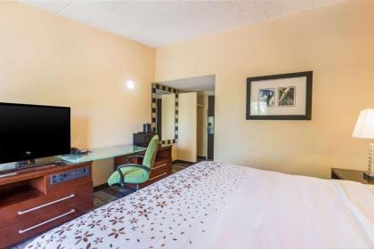 Rodeway Inn & Suites - Poconos - image 13