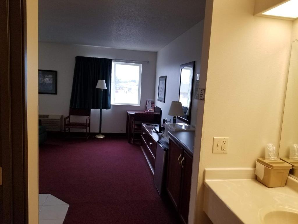 Bilmar Inn & Suites - image 2